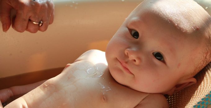 Cara memandikan bayi baru lahir