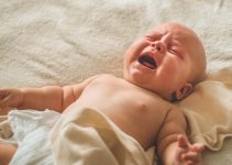 cara mengatasi sembelit pada bayi dengan mengetahui penyebabnya