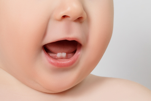 Bayi tumbuh gigi juga menjadi penyebab kenapa ayi tiba-tiba tidak mau minum susu formula