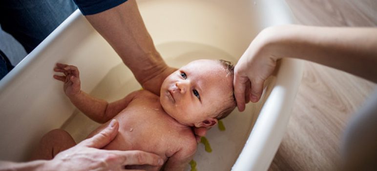 Cara Memandikan Bayi Baru Lahir Beserta Gambarnya