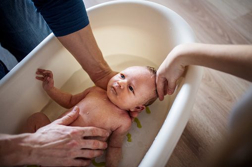 Cara memandikan bayi baru lahir