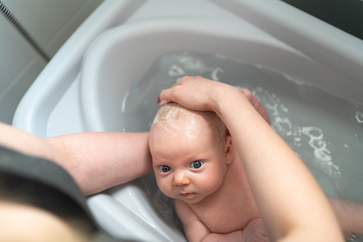 Bayi baru lahir dimandikan