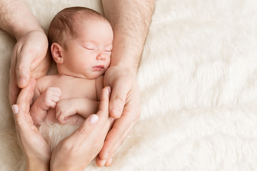 memandikan bayi baru lahir