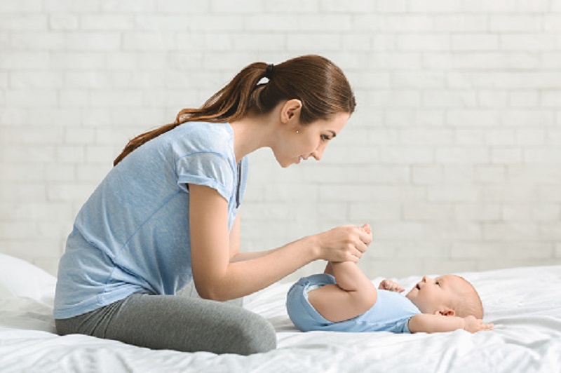 pijatan lembut untuk mengatasi kembung pada bayi