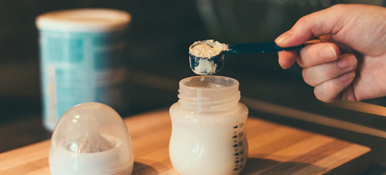 4 Alasan Kenapa Bayi Tiba-Tiba Tidak Mau Minum Susu Formula